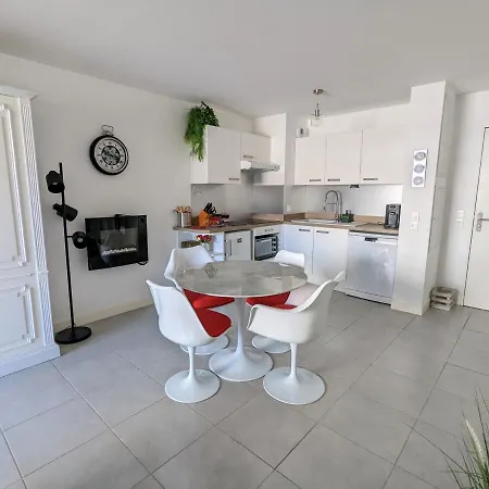 Centre - T2 Avec Balcon, Parking Securise, Proche Gare, Commerces Et - Fr-1-420-90 Apartment *